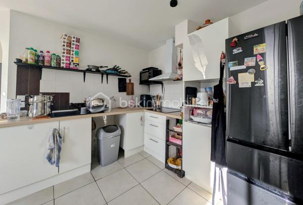 APPARTEMENT DE TYPE 4 AVEC TERRASSE CLERMONT L'HERAULT 34800. En exclusivité au centre-ville de Clermont-l'Hérault, charmant appartement de 80 m2 au premier étage d'une petite copropriété de trois lots. Dès l'entrée, vous serez séduit par de beaux volumes et une atmosphère chaleureuse. Il se compose d'une entrée, de trois chambres, d'une salle de bain avec WC, d'un agréable salon-séjour et d'une cuisine équipée. Vous profiterez également d'une belle terrasse avec deux ateliers offrant des espaces de rangement appréciables. L'appartement dispose de la climatisation et de menuiseries en PVC double vitrage, contribuant au confort thermique et à une bonne isolation phonique. Les faibles charges de copropriété viennent compléter les atouts de ce bien. Situation privilégiée, en plein centre-ville, permettant de profiter de toutes les commodités à pied. Un appartement plein de charme, idéal pour une résidence principale ou un investissement. Pour le découvrir et obtenir davantage d'informations, contactez-moi pour organiser une visite.