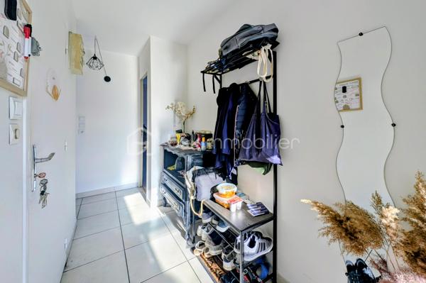 APPARTEMENT DE TYPE 4 AVEC TERRASSE CLERMONT L'HERAULT 34800. En exclusivité au centre-ville de Clermont-l'Hérault, charmant appartement de 80 m2 au premier étage d'une petite copropriété de trois lots. Dès l'entrée, vous serez séduit par de beaux volumes et une atmosphère chaleureuse. Il se compose d'une entrée, de trois chambres, d'une salle de bain avec WC, d'un agréable salon-séjour et d'une cuisine équipée. Vous profiterez également d'une belle terrasse avec deux ateliers offrant des espaces de rangement appréciables. L'appartement dispose de la climatisation et de menuiseries en PVC double vitrage, contribuant au confort thermique et à une bonne isolation phonique. Les faibles charges de copropriété viennent compléter les atouts de ce bien. Situation privilégiée, en plein centre-ville, permettant de profiter de toutes les commodités à pied. Un appartement plein de charme, idéal pour une résidence principale ou un investissement. Pour le découvrir et obtenir davantage d'informations, contactez-moi pour organiser une visite.