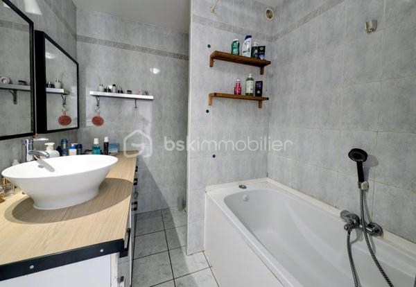 APPARTEMENT DE TYPE 4 AVEC TERRASSE CLERMONT L'HERAULT 34800. En exclusivité au centre-ville de Clermont-l'Hérault, charmant appartement de 80 m2 au premier étage d'une petite copropriété de trois lots. Dès l'entrée, vous serez séduit par de beaux volumes et une atmosphère chaleureuse. Il se compose d'une entrée, de trois chambres, d'une salle de bain avec WC, d'un agréable salon-séjour et d'une cuisine équipée. Vous profiterez également d'une belle terrasse avec deux ateliers offrant des espaces de rangement appréciables. L'appartement dispose de la climatisation et de menuiseries en PVC double vitrage, contribuant au confort thermique et à une bonne isolation phonique. Les faibles charges de copropriété viennent compléter les atouts de ce bien. Situation privilégiée, en plein centre-ville, permettant de profiter de toutes les commodités à pied. Un appartement plein de charme, idéal pour une résidence principale ou un investissement. Pour le découvrir et obtenir davantage d'informations, contactez-moi pour organiser une visite.