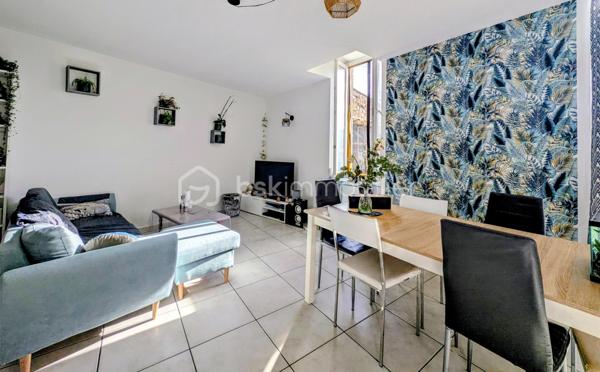 APPARTEMENT DE TYPE 4 AVEC TERRASSE CLERMONT L'HERAULT 34800. En exclusivité au centre-ville de Clermont-l'Hérault, charmant appartement de 80 m2 au premier étage d'une petite copropriété de trois lots. Dès l'entrée, vous serez séduit par de beaux volumes et une atmosphère chaleureuse. Il se compose d'une entrée, de trois chambres, d'une salle de bain avec WC, d'un agréable salon-séjour et d'une cuisine équipée. Vous profiterez également d'une belle terrasse avec deux ateliers offrant des espaces de rangement appréciables. L'appartement dispose de la climatisation et de menuiseries en PVC double vitrage, contribuant au confort thermique et à une bonne isolation phonique. Les faibles charges de copropriété viennent compléter les atouts de ce bien. Situation privilégiée, en plein centre-ville, permettant de profiter de toutes les commodités à pied. Un appartement plein de charme, idéal pour une résidence principale ou un investissement. Pour le découvrir et obtenir davantage d'informations, contactez-moi pour organiser une visite.
