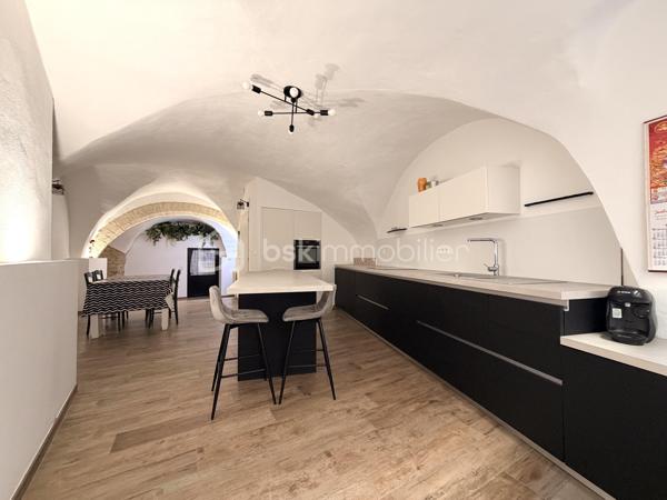 EXCLUSIVITÉ À POUSSAN — CENTRE-VILLE — 

Au cœur de Poussan, venez découvrir cette superbe maison entièrement rénovée avec soin. 
D’une superficie d’environ 158 m² environ, ce bien rare séduit immédiatement par ses volumes généreux et sa configuration traversante. Cette maison respecte tous les codes : élégance, charme de l'ancien et confort d'aujourd'hui.

Au rez-de-chaussée, l’espace de vie se compose d’un agréable salon / salle à manger avec cuisine moderne équipée, ainsi que d’une salle d’eau et d’un WC séparé.
L’espace nuit, intelligemment réparti sur les étages, offre une configuration idéale aussi bien pour une résidence principale que pour recevoir famille et invités.
Au premier étage, vous découvrirez un second salon ainsi qu'une véritable suite parentale composé d'une grande chambre avec un dressing et une spacieuse salle d'eau. La suite se prolonge par un espace bien-être avec jacuzzi.
Au second étage, un nouvel espace polyvalent pourra être aménagé selon vos envies : salon, bureau, salle de jeux ou coin cosy pour les enfants. Vous y trouverez également deux belles chambres aux volumes généreux, ainsi qu’une salle de bains avec double vasque et WC.

Vous serez charmé par la qualité de la rénovation ainsi que le charme conservé de l'ancien : double vitrage dans la maison, toiture et isolation refaite en 2024, climatisation (dans 2 chambres), électricité aux normes (aucune anomalie) ... 
Sa localisation constitue un atout : à proximité immédiate des commerces du quotidien (boulangerie, magasins, services…) et à seulement quelques pas des parkings poussannais.

Une visite s'impose. 


____