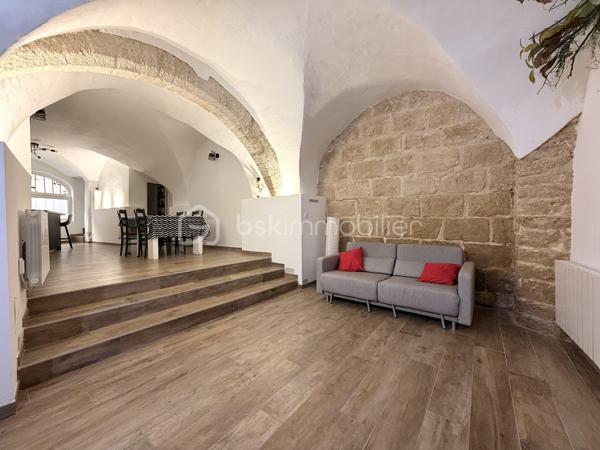 EXCLUSIVITÉ À POUSSAN — CENTRE-VILLE — 

Au cœur de Poussan, venez découvrir cette superbe maison entièrement rénovée avec soin. 
D’une superficie d’environ 158 m² environ, ce bien rare séduit immédiatement par ses volumes généreux et sa configuration traversante. Cette maison respecte tous les codes : élégance, charme de l'ancien et confort d'aujourd'hui.

Au rez-de-chaussée, l’espace de vie se compose d’un agréable salon / salle à manger avec cuisine moderne équipée, ainsi que d’une salle d’eau et d’un WC séparé.
L’espace nuit, intelligemment réparti sur les étages, offre une configuration idéale aussi bien pour une résidence principale que pour recevoir famille et invités.
Au premier étage, vous découvrirez un second salon ainsi qu'une véritable suite parentale composé d'une grande chambre avec un dressing et une spacieuse salle d'eau. La suite se prolonge par un espace bien-être avec jacuzzi.
Au second étage, un nouvel espace polyvalent pourra être aménagé selon vos envies : salon, bureau, salle de jeux ou coin cosy pour les enfants. Vous y trouverez également deux belles chambres aux volumes généreux, ainsi qu’une salle de bains avec double vasque et WC.

Vous serez charmé par la qualité de la rénovation ainsi que le charme conservé de l'ancien : double vitrage dans la maison, toiture et isolation refaite en 2024, climatisation (dans 2 chambres), électricité aux normes (aucune anomalie) ... 
Sa localisation constitue un atout : à proximité immédiate des commerces du quotidien (boulangerie, magasins, services…) et à seulement quelques pas des parkings poussannais.

Une visite s'impose. 


____