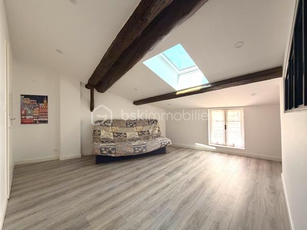 EXCLUSIVITÉ À POUSSAN — CENTRE-VILLE — 

Au cœur de Poussan, venez découvrir cette superbe maison entièrement rénovée avec soin. 
D’une superficie d’environ 158 m² environ, ce bien rare séduit immédiatement par ses volumes généreux et sa configuration traversante. Cette maison respecte tous les codes : élégance, charme de l'ancien et confort d'aujourd'hui.

Au rez-de-chaussée, l’espace de vie se compose d’un agréable salon / salle à manger avec cuisine moderne équipée, ainsi que d’une salle d’eau et d’un WC séparé.
L’espace nuit, intelligemment réparti sur les étages, offre une configuration idéale aussi bien pour une résidence principale que pour recevoir famille et invités.
Au premier étage, vous découvrirez un second salon ainsi qu'une véritable suite parentale composé d'une grande chambre avec un dressing et une spacieuse salle d'eau. La suite se prolonge par un espace bien-être avec jacuzzi.
Au second étage, un nouvel espace polyvalent pourra être aménagé selon vos envies : salon, bureau, salle de jeux ou coin cosy pour les enfants. Vous y trouverez également deux belles chambres aux volumes généreux, ainsi qu’une salle de bains avec double vasque et WC.

Vous serez charmé par la qualité de la rénovation ainsi que le charme conservé de l'ancien : double vitrage dans la maison, toiture et isolation refaite en 2024, climatisation (dans 2 chambres), électricité aux normes (aucune anomalie) ... 
Sa localisation constitue un atout : à proximité immédiate des commerces du quotidien (boulangerie, magasins, services…) et à seulement quelques pas des parkings poussannais.

Une visite s'impose. 


____