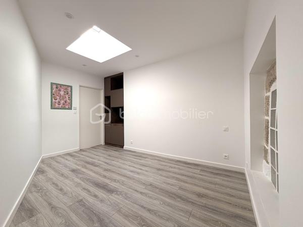 EXCLUSIVITÉ À POUSSAN — CENTRE-VILLE — 

Au cœur de Poussan, venez découvrir cette superbe maison entièrement rénovée avec soin. 
D’une superficie d’environ 158 m² environ, ce bien rare séduit immédiatement par ses volumes généreux et sa configuration traversante. Cette maison respecte tous les codes : élégance, charme de l'ancien et confort d'aujourd'hui.

Au rez-de-chaussée, l’espace de vie se compose d’un agréable salon / salle à manger avec cuisine moderne équipée, ainsi que d’une salle d’eau et d’un WC séparé.
L’espace nuit, intelligemment réparti sur les étages, offre une configuration idéale aussi bien pour une résidence principale que pour recevoir famille et invités.
Au premier étage, vous découvrirez un second salon ainsi qu'une véritable suite parentale composé d'une grande chambre avec un dressing et une spacieuse salle d'eau. La suite se prolonge par un espace bien-être avec jacuzzi.
Au second étage, un nouvel espace polyvalent pourra être aménagé selon vos envies : salon, bureau, salle de jeux ou coin cosy pour les enfants. Vous y trouverez également deux belles chambres aux volumes généreux, ainsi qu’une salle de bains avec double vasque et WC.

Vous serez charmé par la qualité de la rénovation ainsi que le charme conservé de l'ancien : double vitrage dans la maison, toiture et isolation refaite en 2024, climatisation (dans 2 chambres), électricité aux normes (aucune anomalie) ... 
Sa localisation constitue un atout : à proximité immédiate des commerces du quotidien (boulangerie, magasins, services…) et à seulement quelques pas des parkings poussannais.

Une visite s'impose. 


____