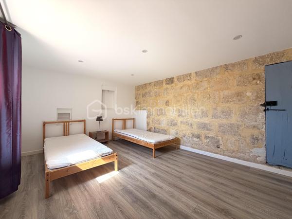 EXCLUSIVITÉ À POUSSAN — CENTRE-VILLE — 

Au cœur de Poussan, venez découvrir cette superbe maison entièrement rénovée avec soin. 
D’une superficie d’environ 158 m² environ, ce bien rare séduit immédiatement par ses volumes généreux et sa configuration traversante. Cette maison respecte tous les codes : élégance, charme de l'ancien et confort d'aujourd'hui.

Au rez-de-chaussée, l’espace de vie se compose d’un agréable salon / salle à manger avec cuisine moderne équipée, ainsi que d’une salle d’eau et d’un WC séparé.
L’espace nuit, intelligemment réparti sur les étages, offre une configuration idéale aussi bien pour une résidence principale que pour recevoir famille et invités.
Au premier étage, vous découvrirez un second salon ainsi qu'une véritable suite parentale composé d'une grande chambre avec un dressing et une spacieuse salle d'eau. La suite se prolonge par un espace bien-être avec jacuzzi.
Au second étage, un nouvel espace polyvalent pourra être aménagé selon vos envies : salon, bureau, salle de jeux ou coin cosy pour les enfants. Vous y trouverez également deux belles chambres aux volumes généreux, ainsi qu’une salle de bains avec double vasque et WC.

Vous serez charmé par la qualité de la rénovation ainsi que le charme conservé de l'ancien : double vitrage dans la maison, toiture et isolation refaite en 2024, climatisation (dans 2 chambres), électricité aux normes (aucune anomalie) ... 
Sa localisation constitue un atout : à proximité immédiate des commerces du quotidien (boulangerie, magasins, services…) et à seulement quelques pas des parkings poussannais.

Une visite s'impose. 


____