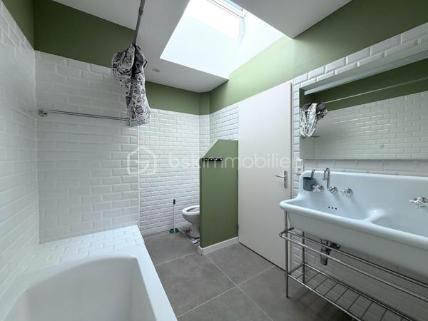 EXCLUSIVITÉ À POUSSAN — CENTRE-VILLE — 

Au cœur de Poussan, venez découvrir cette superbe maison entièrement rénovée avec soin. 
D’une superficie d’environ 158 m² environ, ce bien rare séduit immédiatement par ses volumes généreux et sa configuration traversante. Cette maison respecte tous les codes : élégance, charme de l'ancien et confort d'aujourd'hui.

Au rez-de-chaussée, l’espace de vie se compose d’un agréable salon / salle à manger avec cuisine moderne équipée, ainsi que d’une salle d’eau et d’un WC séparé.
L’espace nuit, intelligemment réparti sur les étages, offre une configuration idéale aussi bien pour une résidence principale que pour recevoir famille et invités.
Au premier étage, vous découvrirez un second salon ainsi qu'une véritable suite parentale composé d'une grande chambre avec un dressing et une spacieuse salle d'eau. La suite se prolonge par un espace bien-être avec jacuzzi.
Au second étage, un nouvel espace polyvalent pourra être aménagé selon vos envies : salon, bureau, salle de jeux ou coin cosy pour les enfants. Vous y trouverez également deux belles chambres aux volumes généreux, ainsi qu’une salle de bains avec double vasque et WC.

Vous serez charmé par la qualité de la rénovation ainsi que le charme conservé de l'ancien : double vitrage dans la maison, toiture et isolation refaite en 2024, climatisation (dans 2 chambres), électricité aux normes (aucune anomalie) ... 
Sa localisation constitue un atout : à proximité immédiate des commerces du quotidien (boulangerie, magasins, services…) et à seulement quelques pas des parkings poussannais.

Une visite s'impose. 


____