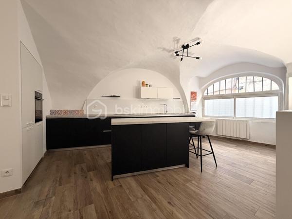 EXCLUSIVITÉ À POUSSAN — CENTRE-VILLE — 

Au cœur de Poussan, venez découvrir cette superbe maison entièrement rénovée avec soin. 
D’une superficie d’environ 158 m² environ, ce bien rare séduit immédiatement par ses volumes généreux et sa configuration traversante. Cette maison respecte tous les codes : élégance, charme de l'ancien et confort d'aujourd'hui.

Au rez-de-chaussée, l’espace de vie se compose d’un agréable salon / salle à manger avec cuisine moderne équipée, ainsi que d’une salle d’eau et d’un WC séparé.
L’espace nuit, intelligemment réparti sur les étages, offre une configuration idéale aussi bien pour une résidence principale que pour recevoir famille et invités.
Au premier étage, vous découvrirez un second salon ainsi qu'une véritable suite parentale composé d'une grande chambre avec un dressing et une spacieuse salle d'eau. La suite se prolonge par un espace bien-être avec jacuzzi.
Au second étage, un nouvel espace polyvalent pourra être aménagé selon vos envies : salon, bureau, salle de jeux ou coin cosy pour les enfants. Vous y trouverez également deux belles chambres aux volumes généreux, ainsi qu’une salle de bains avec double vasque et WC.

Vous serez charmé par la qualité de la rénovation ainsi que le charme conservé de l'ancien : double vitrage dans la maison, toiture et isolation refaite en 2024, climatisation (dans 2 chambres), électricité aux normes (aucune anomalie) ... 
Sa localisation constitue un atout : à proximité immédiate des commerces du quotidien (boulangerie, magasins, services…) et à seulement quelques pas des parkings poussannais.

Une visite s'impose. 


____