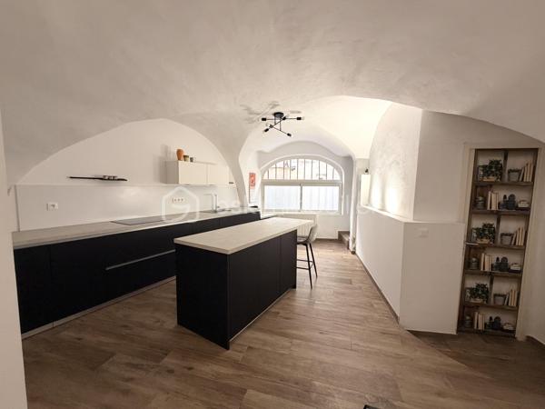 EXCLUSIVITÉ À POUSSAN — CENTRE-VILLE — 

Au cœur de Poussan, venez découvrir cette superbe maison entièrement rénovée avec soin. 
D’une superficie d’environ 158 m² environ, ce bien rare séduit immédiatement par ses volumes généreux et sa configuration traversante. Cette maison respecte tous les codes : élégance, charme de l'ancien et confort d'aujourd'hui.

Au rez-de-chaussée, l’espace de vie se compose d’un agréable salon / salle à manger avec cuisine moderne équipée, ainsi que d’une salle d’eau et d’un WC séparé.
L’espace nuit, intelligemment réparti sur les étages, offre une configuration idéale aussi bien pour une résidence principale que pour recevoir famille et invités.
Au premier étage, vous découvrirez un second salon ainsi qu'une véritable suite parentale composé d'une grande chambre avec un dressing et une spacieuse salle d'eau. La suite se prolonge par un espace bien-être avec jacuzzi.
Au second étage, un nouvel espace polyvalent pourra être aménagé selon vos envies : salon, bureau, salle de jeux ou coin cosy pour les enfants. Vous y trouverez également deux belles chambres aux volumes généreux, ainsi qu’une salle de bains avec double vasque et WC.

Vous serez charmé par la qualité de la rénovation ainsi que le charme conservé de l'ancien : double vitrage dans la maison, toiture et isolation refaite en 2024, climatisation (dans 2 chambres), électricité aux normes (aucune anomalie) ... 
Sa localisation constitue un atout : à proximité immédiate des commerces du quotidien (boulangerie, magasins, services…) et à seulement quelques pas des parkings poussannais.

Une visite s'impose. 


____