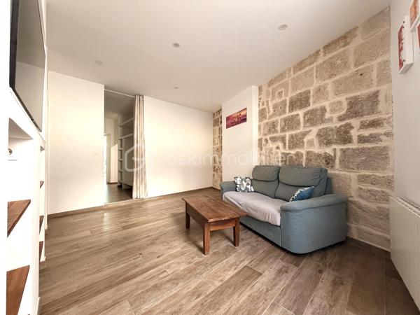 EXCLUSIVITÉ À POUSSAN — CENTRE-VILLE — 

Au cœur de Poussan, venez découvrir cette superbe maison entièrement rénovée avec soin. 
D’une superficie d’environ 158 m² environ, ce bien rare séduit immédiatement par ses volumes généreux et sa configuration traversante. Cette maison respecte tous les codes : élégance, charme de l'ancien et confort d'aujourd'hui.

Au rez-de-chaussée, l’espace de vie se compose d’un agréable salon / salle à manger avec cuisine moderne équipée, ainsi que d’une salle d’eau et d’un WC séparé.
L’espace nuit, intelligemment réparti sur les étages, offre une configuration idéale aussi bien pour une résidence principale que pour recevoir famille et invités.
Au premier étage, vous découvrirez un second salon ainsi qu'une véritable suite parentale composé d'une grande chambre avec un dressing et une spacieuse salle d'eau. La suite se prolonge par un espace bien-être avec jacuzzi.
Au second étage, un nouvel espace polyvalent pourra être aménagé selon vos envies : salon, bureau, salle de jeux ou coin cosy pour les enfants. Vous y trouverez également deux belles chambres aux volumes généreux, ainsi qu’une salle de bains avec double vasque et WC.

Vous serez charmé par la qualité de la rénovation ainsi que le charme conservé de l'ancien : double vitrage dans la maison, toiture et isolation refaite en 2024, climatisation (dans 2 chambres), électricité aux normes (aucune anomalie) ... 
Sa localisation constitue un atout : à proximité immédiate des commerces du quotidien (boulangerie, magasins, services…) et à seulement quelques pas des parkings poussannais.

Une visite s'impose. 


____