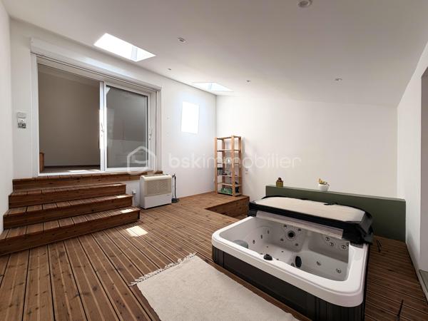 EXCLUSIVITÉ À POUSSAN — CENTRE-VILLE — 

Au cœur de Poussan, venez découvrir cette superbe maison entièrement rénovée avec soin. 
D’une superficie d’environ 158 m² environ, ce bien rare séduit immédiatement par ses volumes généreux et sa configuration traversante. Cette maison respecte tous les codes : élégance, charme de l'ancien et confort d'aujourd'hui.

Au rez-de-chaussée, l’espace de vie se compose d’un agréable salon / salle à manger avec cuisine moderne équipée, ainsi que d’une salle d’eau et d’un WC séparé.
L’espace nuit, intelligemment réparti sur les étages, offre une configuration idéale aussi bien pour une résidence principale que pour recevoir famille et invités.
Au premier étage, vous découvrirez un second salon ainsi qu'une véritable suite parentale composé d'une grande chambre avec un dressing et une spacieuse salle d'eau. La suite se prolonge par un espace bien-être avec jacuzzi.
Au second étage, un nouvel espace polyvalent pourra être aménagé selon vos envies : salon, bureau, salle de jeux ou coin cosy pour les enfants. Vous y trouverez également deux belles chambres aux volumes généreux, ainsi qu’une salle de bains avec double vasque et WC.

Vous serez charmé par la qualité de la rénovation ainsi que le charme conservé de l'ancien : double vitrage dans la maison, toiture et isolation refaite en 2024, climatisation (dans 2 chambres), électricité aux normes (aucune anomalie) ... 
Sa localisation constitue un atout : à proximité immédiate des commerces du quotidien (boulangerie, magasins, services…) et à seulement quelques pas des parkings poussannais.

Une visite s'impose. 


____