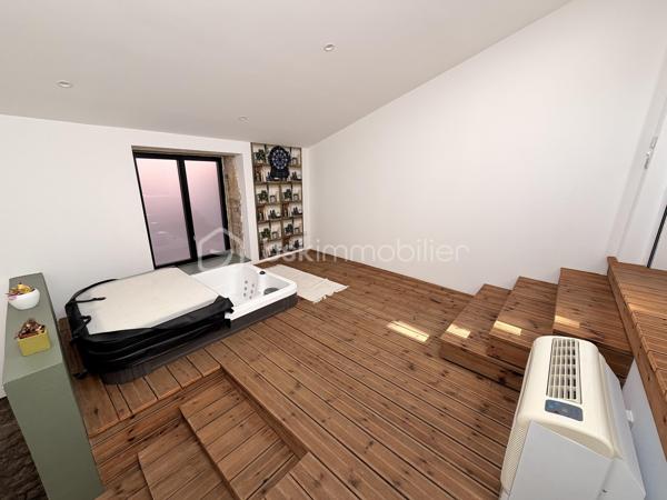 EXCLUSIVITÉ À POUSSAN — CENTRE-VILLE — 

Au cœur de Poussan, venez découvrir cette superbe maison entièrement rénovée avec soin. 
D’une superficie d’environ 158 m² environ, ce bien rare séduit immédiatement par ses volumes généreux et sa configuration traversante. Cette maison respecte tous les codes : élégance, charme de l'ancien et confort d'aujourd'hui.

Au rez-de-chaussée, l’espace de vie se compose d’un agréable salon / salle à manger avec cuisine moderne équipée, ainsi que d’une salle d’eau et d’un WC séparé.
L’espace nuit, intelligemment réparti sur les étages, offre une configuration idéale aussi bien pour une résidence principale que pour recevoir famille et invités.
Au premier étage, vous découvrirez un second salon ainsi qu'une véritable suite parentale composé d'une grande chambre avec un dressing et une spacieuse salle d'eau. La suite se prolonge par un espace bien-être avec jacuzzi.
Au second étage, un nouvel espace polyvalent pourra être aménagé selon vos envies : salon, bureau, salle de jeux ou coin cosy pour les enfants. Vous y trouverez également deux belles chambres aux volumes généreux, ainsi qu’une salle de bains avec double vasque et WC.

Vous serez charmé par la qualité de la rénovation ainsi que le charme conservé de l'ancien : double vitrage dans la maison, toiture et isolation refaite en 2024, climatisation (dans 2 chambres), électricité aux normes (aucune anomalie) ... 
Sa localisation constitue un atout : à proximité immédiate des commerces du quotidien (boulangerie, magasins, services…) et à seulement quelques pas des parkings poussannais.

Une visite s'impose. 


____