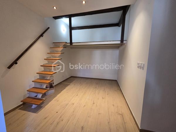 Au cœur du quartier prisé des Halles à Sète, découvrez ce charmant studio de 19 m², agrémenté d’une mezzanine, situé au 2ème étage d’une petite copropriété.

Entièrement rénové, cet appartement offre un cadre de vie agréable et fonctionnel, idéal pour profiter de l’authenticité de Sète. Son emplacement privilégié, à proximité immédiate des Halles, des commerces, des restaurants et de toutes les commodités, vous permettra de vivre pleinement l’ambiance chaleureuse et animée de ce quartier emblématique.
À quelques pas des quais, du centre-ville et des plaisirs de la vie sétoise, ce bien constitue une belle opportunité pour un investissement locatif ou un pied-à-terre au bord de la Méditerranée.

Son agencement avec mezzanine et sa rénovation en font un appartement plein de charme, parfait pour ceux qui souhaitent profiter de Sète à pied, tout en bénéficiant d’un emplacement recherché.

Une belle adresse pour un projet immobilier dans l’une des villes les plus authentiques du littoral méditerranéen.

À découvrir sans tarder !