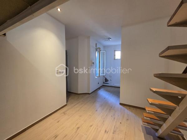 Au cœur du quartier prisé des Halles à Sète, découvrez ce charmant studio de 19 m², agrémenté d’une mezzanine, situé au 2ème étage d’une petite copropriété.

Entièrement rénové, cet appartement offre un cadre de vie agréable et fonctionnel, idéal pour profiter de l’authenticité de Sète. Son emplacement privilégié, à proximité immédiate des Halles, des commerces, des restaurants et de toutes les commodités, vous permettra de vivre pleinement l’ambiance chaleureuse et animée de ce quartier emblématique.
À quelques pas des quais, du centre-ville et des plaisirs de la vie sétoise, ce bien constitue une belle opportunité pour un investissement locatif ou un pied-à-terre au bord de la Méditerranée.

Son agencement avec mezzanine et sa rénovation en font un appartement plein de charme, parfait pour ceux qui souhaitent profiter de Sète à pied, tout en bénéficiant d’un emplacement recherché.

Une belle adresse pour un projet immobilier dans l’une des villes les plus authentiques du littoral méditerranéen.

À découvrir sans tarder !