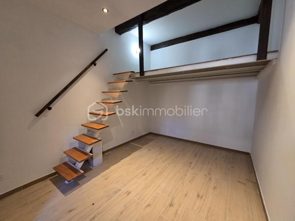 Au cœur du quartier prisé des Halles à Sète, découvrez ce charmant studio de 19 m², agrémenté d’une mezzanine, situé au 2ème étage d’une petite copropriété.

Entièrement rénové, cet appartement offre un cadre de vie agréable et fonctionnel, idéal pour profiter de l’authenticité de Sète. Son emplacement privilégié, à proximité immédiate des Halles, des commerces, des restaurants et de toutes les commodités, vous permettra de vivre pleinement l’ambiance chaleureuse et animée de ce quartier emblématique.
À quelques pas des quais, du centre-ville et des plaisirs de la vie sétoise, ce bien constitue une belle opportunité pour un investissement locatif ou un pied-à-terre au bord de la Méditerranée.

Son agencement avec mezzanine et sa rénovation en font un appartement plein de charme, parfait pour ceux qui souhaitent profiter de Sète à pied, tout en bénéficiant d’un emplacement recherché.

Une belle adresse pour un projet immobilier dans l’une des villes les plus authentiques du littoral méditerranéen.

À découvrir sans tarder !