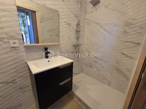 Au cœur du quartier prisé des Halles à Sète, découvrez ce charmant studio de 19 m², agrémenté d’une mezzanine, situé au 2ème étage d’une petite copropriété.

Entièrement rénové, cet appartement offre un cadre de vie agréable et fonctionnel, idéal pour profiter de l’authenticité de Sète. Son emplacement privilégié, à proximité immédiate des Halles, des commerces, des restaurants et de toutes les commodités, vous permettra de vivre pleinement l’ambiance chaleureuse et animée de ce quartier emblématique.
À quelques pas des quais, du centre-ville et des plaisirs de la vie sétoise, ce bien constitue une belle opportunité pour un investissement locatif ou un pied-à-terre au bord de la Méditerranée.

Son agencement avec mezzanine et sa rénovation en font un appartement plein de charme, parfait pour ceux qui souhaitent profiter de Sète à pied, tout en bénéficiant d’un emplacement recherché.

Une belle adresse pour un projet immobilier dans l’une des villes les plus authentiques du littoral méditerranéen.

À découvrir sans tarder !