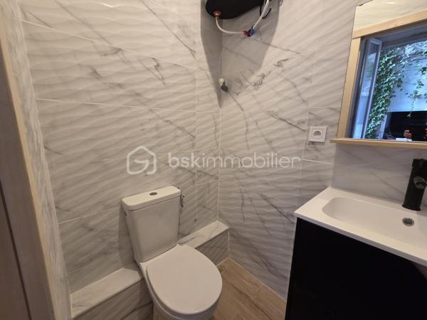 Au cœur du quartier prisé des Halles à Sète, découvrez ce charmant studio de 19 m², agrémenté d’une mezzanine, situé au 2ème étage d’une petite copropriété.

Entièrement rénové, cet appartement offre un cadre de vie agréable et fonctionnel, idéal pour profiter de l’authenticité de Sète. Son emplacement privilégié, à proximité immédiate des Halles, des commerces, des restaurants et de toutes les commodités, vous permettra de vivre pleinement l’ambiance chaleureuse et animée de ce quartier emblématique.
À quelques pas des quais, du centre-ville et des plaisirs de la vie sétoise, ce bien constitue une belle opportunité pour un investissement locatif ou un pied-à-terre au bord de la Méditerranée.

Son agencement avec mezzanine et sa rénovation en font un appartement plein de charme, parfait pour ceux qui souhaitent profiter de Sète à pied, tout en bénéficiant d’un emplacement recherché.

Une belle adresse pour un projet immobilier dans l’une des villes les plus authentiques du littoral méditerranéen.

À découvrir sans tarder !