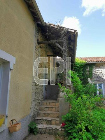 Jaulnay Maison ancienne Ajouter à ma sélection Référence : 8074