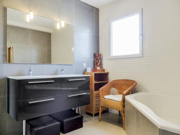 LA FARLEDE – Maison contemporaine avec piscine