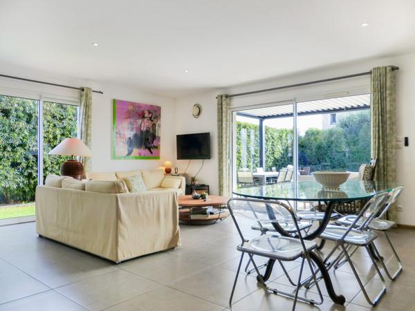 LA FARLEDE – Maison contemporaine avec piscine