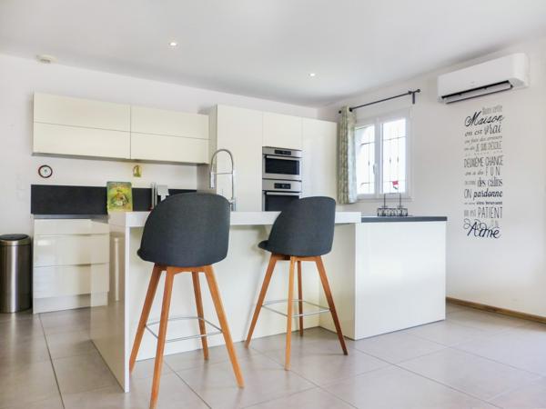 LA FARLEDE – Maison contemporaine avec piscine