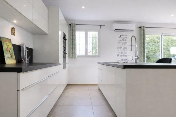 LA FARLEDE – Maison contemporaine avec piscine