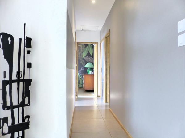 LA FARLEDE – Maison contemporaine avec piscine