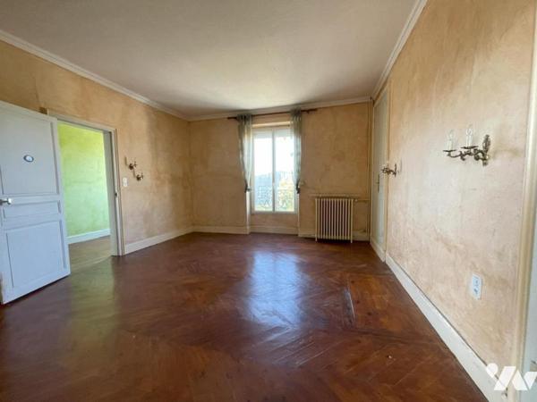 MAISON de Maitre de centre bourg, de 155m² avec DEPENDANCES sur MAROLLES LES BRAULTS