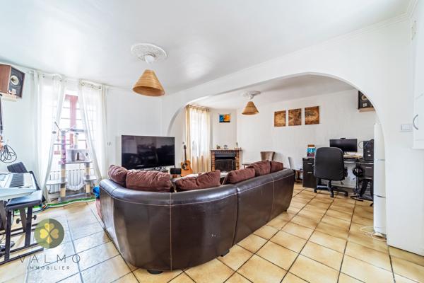 Maison
                                                                                                                                                                                                                                                                                                                        6 pièce(s)                                                                                                                                                                                                          4 chambre(s)                                                                                                                                                                                                          160  m²