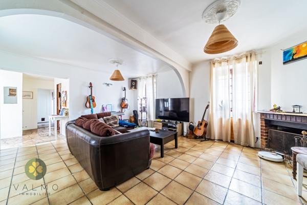 Maison
                                                                                                                                                                                                                                                                                                                        6 pièce(s)                                                                                                                                                                                                          4 chambre(s)                                                                                                                                                                                                          160  m²