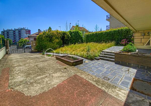 Idéalement située à Noisy-le-Sec, dans le quartier calme près de la Mairie et du parc Huvier, cette propriété allie tranquillité et accessibilité :

- 12 minutes à pied de la station Montreuil-Hôpital (ligne 11) - 12 minutes du centre-ville (commerces, écoles, services)

D'une surface d’environ 150 m2 ( plus de 190 m2 de surface utile)sur un terrain arboré de plus de 720 m2, cette maison offre :

- Une grande allée de stationnement (pour plusieurs véhicules) avec portail automatique.
- Jardins avant & arrière : espaces verts agréables, terrasse arrière, dépendance et coin barbecue idéaux pour les moments de détente .

Le + : Une distribution optimale sur 3 Niveaux :

1) Sous-sol total avec belle hauteur sous plafond :
- Entrée spacieuse, dégagement, bureau (idéal professions libérales) - Buanderie / Chaufferie (gaz) et grand garage avec rangements

2) Rez-de-chaussée :
- Vaste double séjour ouvrant sur un balcon et le jardin - Cuisine dînatoire séparée
- 1 chambre, salle d'eau, WC

3) Étage :
- 4 chambres (dont 2 avec rangements intégrés) - Salle d'eau, WC, placard de stockage

Atouts Clés :
- Calme absolu : environnement résidentiel préservé
- Potentiel de personnalisation : travaux de rafraîchissement à prévoir pour adapter à vos goûts - Extérieurs généreux : parfaits pour les familles ou les amoureux de nature

Contactez-moi dès maintenant pour plus d’informations ou organiser une visite.