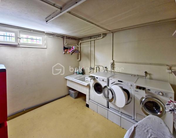 Idéalement située à Noisy-le-Sec, dans le quartier calme près de la Mairie et du parc Huvier, cette propriété allie tranquillité et accessibilité :

- 12 minutes à pied de la station Montreuil-Hôpital (ligne 11) - 12 minutes du centre-ville (commerces, écoles, services)

D'une surface d’environ 150 m2 ( plus de 190 m2 de surface utile)sur un terrain arboré de plus de 720 m2, cette maison offre :

- Une grande allée de stationnement (pour plusieurs véhicules) avec portail automatique.
- Jardins avant & arrière : espaces verts agréables, terrasse arrière, dépendance et coin barbecue idéaux pour les moments de détente .

Le + : Une distribution optimale sur 3 Niveaux :

1) Sous-sol total avec belle hauteur sous plafond :
- Entrée spacieuse, dégagement, bureau (idéal professions libérales) - Buanderie / Chaufferie (gaz) et grand garage avec rangements

2) Rez-de-chaussée :
- Vaste double séjour ouvrant sur un balcon et le jardin - Cuisine dînatoire séparée
- 1 chambre, salle d'eau, WC

3) Étage :
- 4 chambres (dont 2 avec rangements intégrés) - Salle d'eau, WC, placard de stockage

Atouts Clés :
- Calme absolu : environnement résidentiel préservé
- Potentiel de personnalisation : travaux de rafraîchissement à prévoir pour adapter à vos goûts - Extérieurs généreux : parfaits pour les familles ou les amoureux de nature

Contactez-moi dès maintenant pour plus d’informations ou organiser une visite.