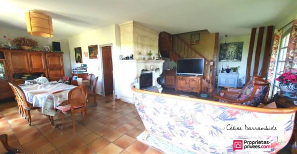 Posée sur airial, landaise avec grange et spa