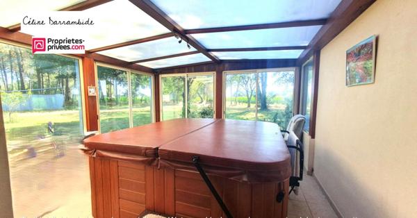 Posée sur airial, landaise avec grange et spa