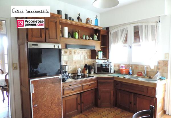 Posée sur airial, landaise avec grange et spa