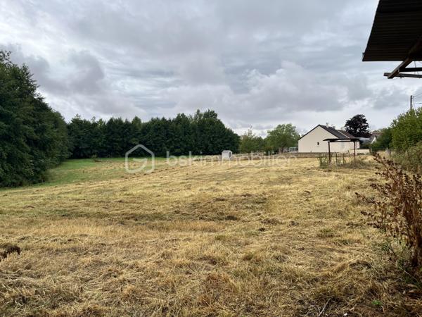 Au cœur de la commune recherchée de Raveau, découvrez ce terrain de 1 000m², idéal pour concrétiser votre projet de construction dans un environnement calme et verdoyant.

La parcelle bénéficie d'un zonage mixte offrant un parfait équilibre (cf photo) :
- Partie avant en Zone UB (constructible) : zone dédiée à l'implantation de votre maison individuelle et de ses aménagements.  
- Fond de parcelle en Zone N (naturelle) : l'assurance de profiter d'un grand jardin au calme, préservé de toute construction ultérieure à l'arrière.  
Le terrain est vendu libre de tout constructeur et libre d'occupation.

Caractéristiques techniques & urbanisme : 
- Superficie : 1 000m²
- Zonage PLU : Zone UB (constructible) + Zone N (naturelle)  
- Configuration : Terrain borné, hors lotissement  
- Urbanisme : Certificat d'Urbanisme disponible
- Viabilisation : Non viabilisé, mais réseaux prêts en façade (eau potable, électricité et assainissement collectif)
- Servitudes : Aucune servitude connue
- Sols/Risques : Zone en aléa faible pour le retrait-gonflement des argiles (étude de sol G1 non obligatoire)