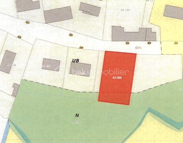 Au cœur de la commune recherchée de Raveau, découvrez ce terrain de 1 000m², idéal pour concrétiser votre projet de construction dans un environnement calme et verdoyant.

La parcelle bénéficie d'un zonage mixte offrant un parfait équilibre (cf photo) :
- Partie avant en Zone UB (constructible) : zone dédiée à l'implantation de votre maison individuelle et de ses aménagements.  
- Fond de parcelle en Zone N (naturelle) : l'assurance de profiter d'un grand jardin au calme, préservé de toute construction ultérieure à l'arrière.  
Le terrain est vendu libre de tout constructeur et libre d'occupation.

Caractéristiques techniques & urbanisme : 
- Superficie : 1 000m²
- Zonage PLU : Zone UB (constructible) + Zone N (naturelle)  
- Configuration : Terrain borné, hors lotissement  
- Urbanisme : Certificat d'Urbanisme disponible
- Viabilisation : Non viabilisé, mais réseaux prêts en façade (eau potable, électricité et assainissement collectif)
- Servitudes : Aucune servitude connue
- Sols/Risques : Zone en aléa faible pour le retrait-gonflement des argiles (étude de sol G1 non obligatoire)