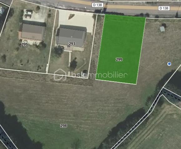 Au cœur de la commune recherchée de Raveau, découvrez ce terrain de 1 000m², idéal pour concrétiser votre projet de construction dans un environnement calme et verdoyant.

La parcelle bénéficie d'un zonage mixte offrant un parfait équilibre (cf photo) :
- Partie avant en Zone UB (constructible) : zone dédiée à l'implantation de votre maison individuelle et de ses aménagements.  
- Fond de parcelle en Zone N (naturelle) : l'assurance de profiter d'un grand jardin au calme, préservé de toute construction ultérieure à l'arrière.  
Le terrain est vendu libre de tout constructeur et libre d'occupation.

Caractéristiques techniques & urbanisme : 
- Superficie : 1 000m²
- Zonage PLU : Zone UB (constructible) + Zone N (naturelle)  
- Configuration : Terrain borné, hors lotissement  
- Urbanisme : Certificat d'Urbanisme disponible
- Viabilisation : Non viabilisé, mais réseaux prêts en façade (eau potable, électricité et assainissement collectif)
- Servitudes : Aucune servitude connue
- Sols/Risques : Zone en aléa faible pour le retrait-gonflement des argiles (étude de sol G1 non obligatoire)