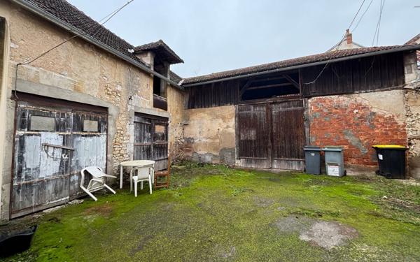 Immeuble à vendre    2 pièces •  Auxerre