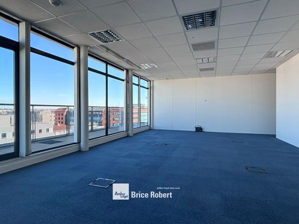 Location bureaux à Lyon Part Dieu dans immeuble rénové proche gare TGV