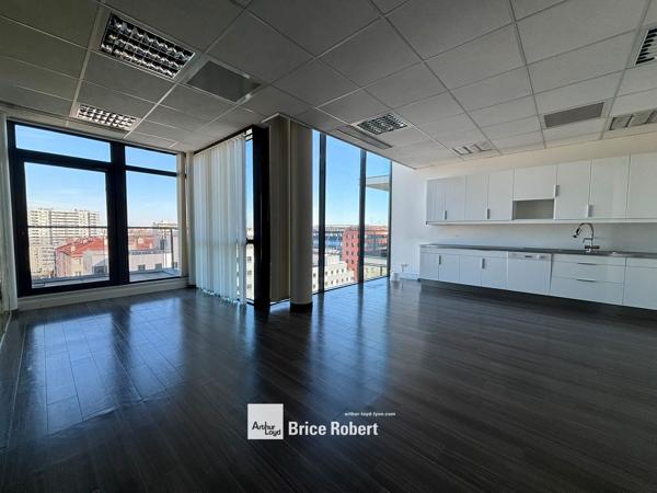 Location bureaux à Lyon Part Dieu dans immeuble rénové proche gare TGV