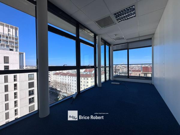 Location bureaux à Lyon Part Dieu dans immeuble rénové proche gare TGV