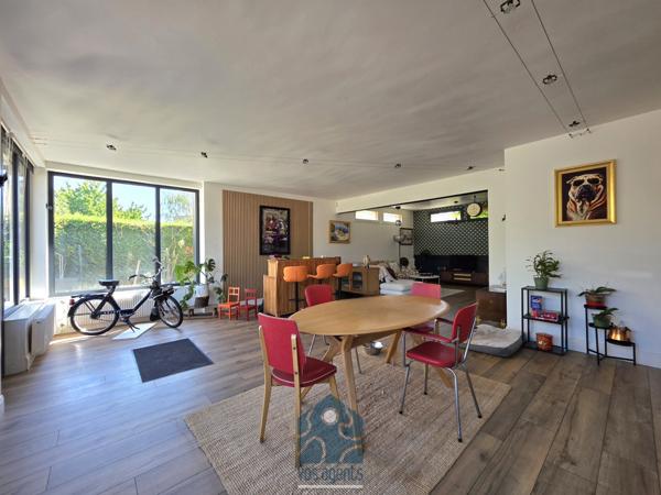 Maison individuelle neuf pièces avec terrasse, jardin et stationnements