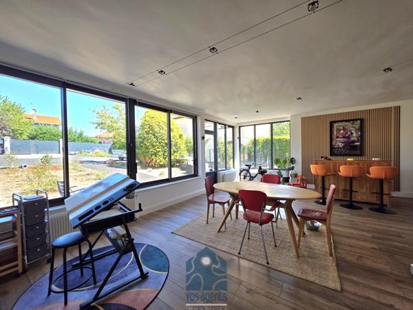 Maison individuelle neuf pièces avec terrasse, jardin et stationnements