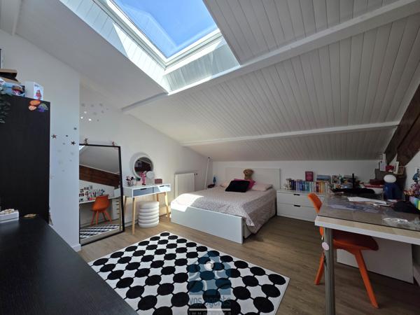 Maison individuelle neuf pièces avec terrasse, jardin et stationnements