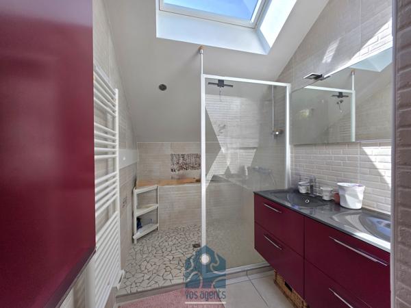Maison individuelle neuf pièces avec terrasse, jardin et stationnements