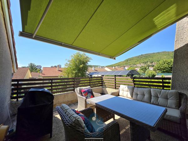 Maison individuelle neuf pièces avec terrasse, jardin et stationnements