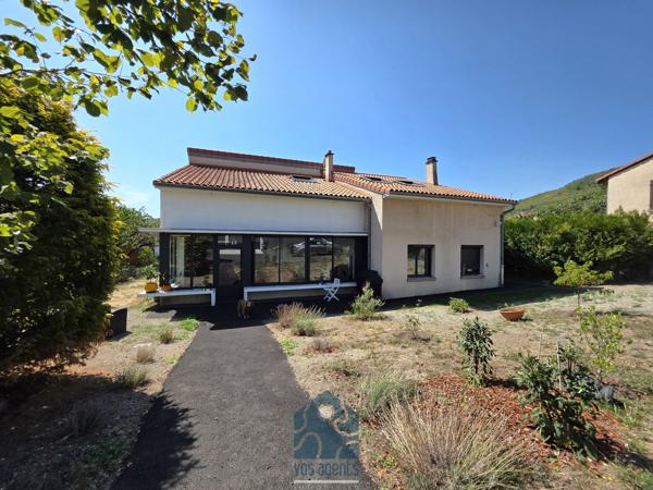 Maison individuelle neuf pièces avec terrasse, jardin et stationnements