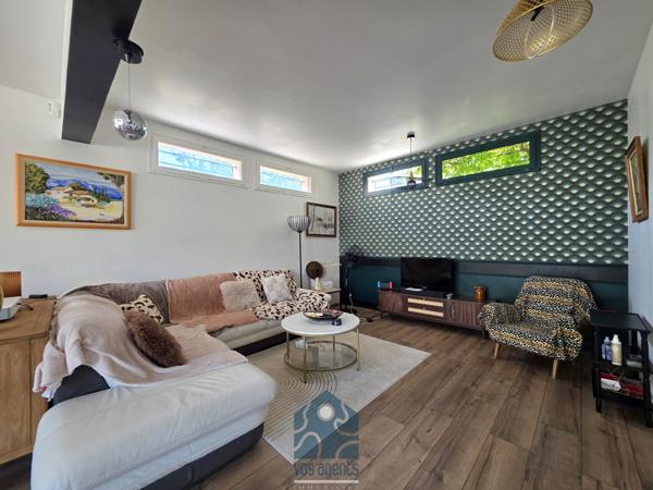 Maison individuelle neuf pièces avec terrasse, jardin et stationnements