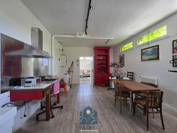Maison individuelle neuf pièces avec terrasse, jardin et stationnements
