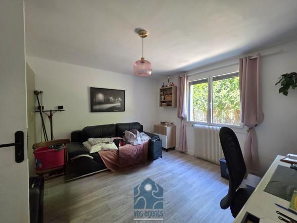 Maison individuelle neuf pièces avec terrasse, jardin et stationnements
